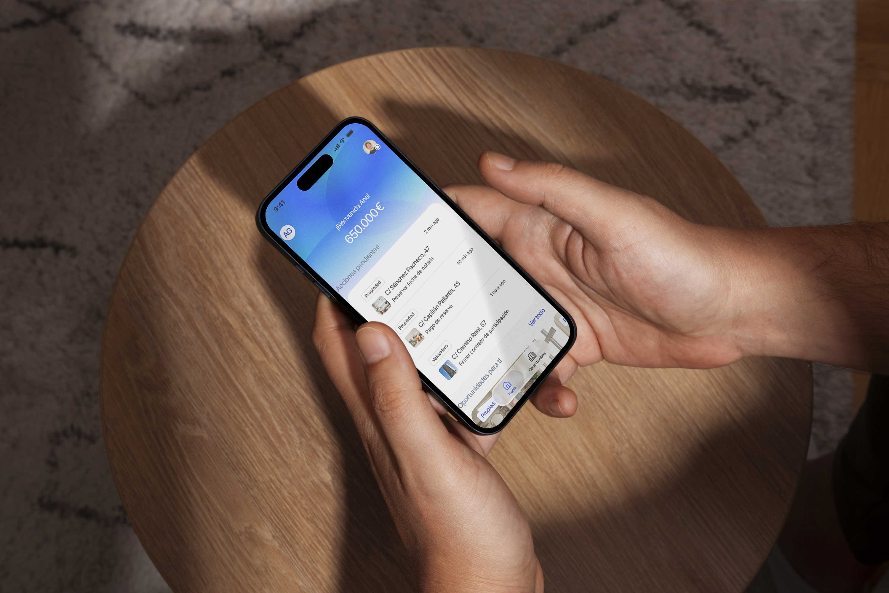 Inversor consultando su cartera en la app PropHero